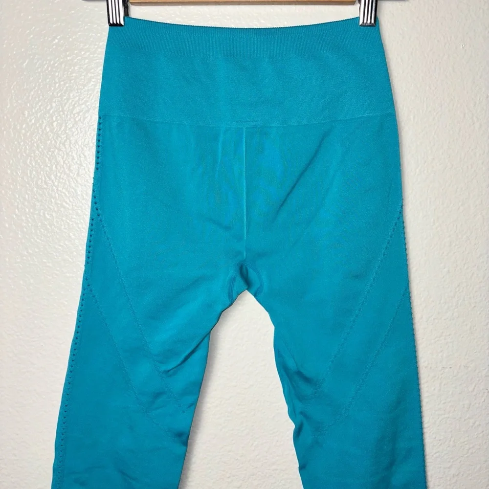 Fabletics High-Waisted Seamless Dot Capri Women's Size XS Geyser Blue